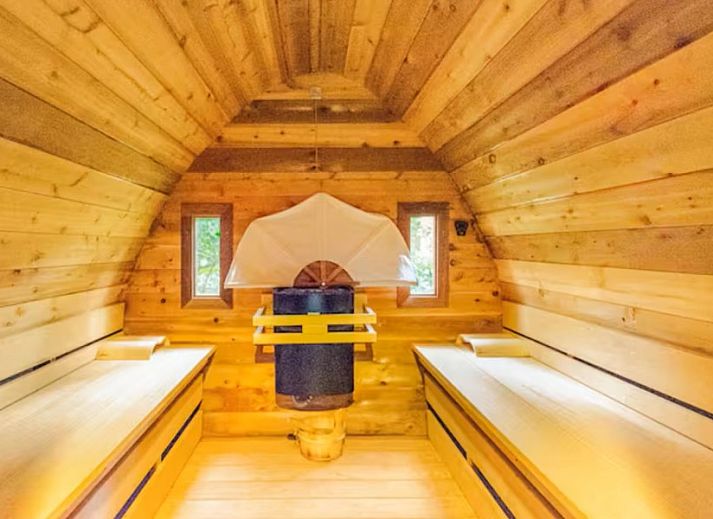 Comfortabele slaapkamer in Westvleugel van luxe villa, Oss, met groot raam en warme sfeer.