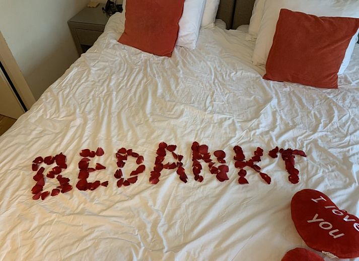 Comfortabele slaapkamer in Westvleugel van luxe villa, Oss, met groot raam en warme sfeer.