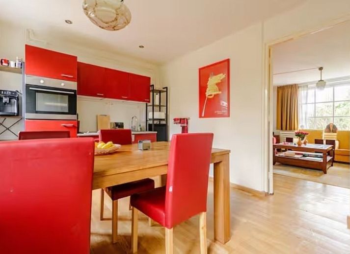 Comfortabele slaapkamer in Westvleugel van luxe villa, Oss, met groot raam en warme sfeer.