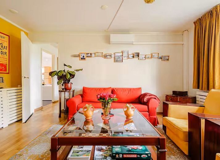 Comfortabele slaapkamer in Westvleugel van luxe villa, Oss, met groot raam en warme sfeer.