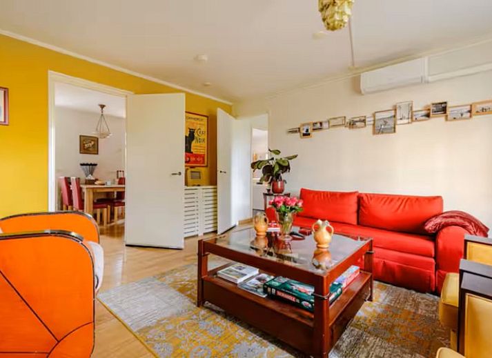 Comfortabele slaapkamer in Westvleugel van luxe villa, Oss, met groot raam en warme sfeer.