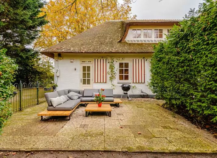 Gezellige binnenruimte in Westvleugel van luxe villa, Oss, met moderne keuken en zithoek.