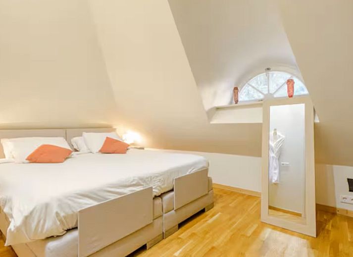 Gezellige binnenruimte in Westvleugel van luxe villa, Oss, met moderne keuken en zithoek.