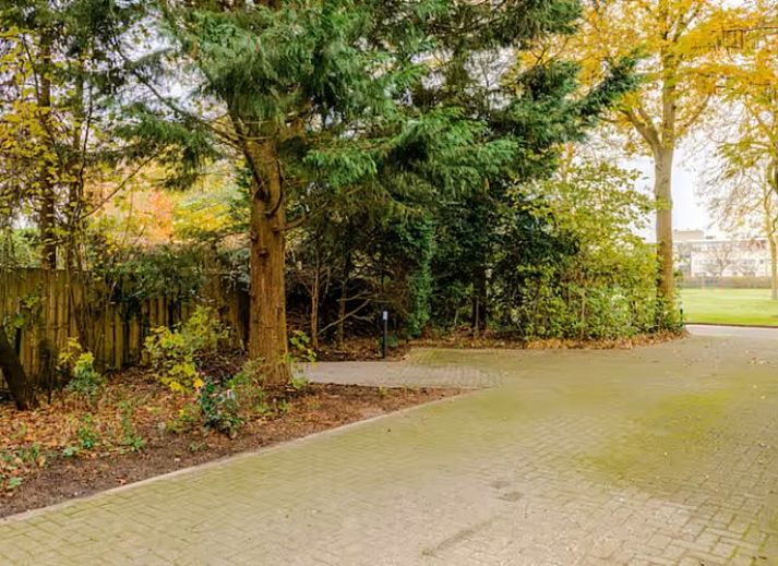 Gezellige binnenruimte in Westvleugel van luxe villa, Oss, met moderne keuken en zithoek.