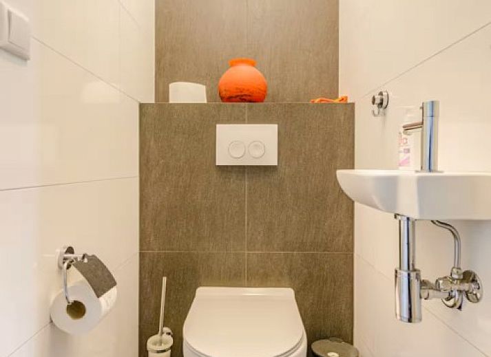 Luxe whirlpool in Westvleugel van luxe villa, Oss, Noord Brabant voor ultieme ontspanning.