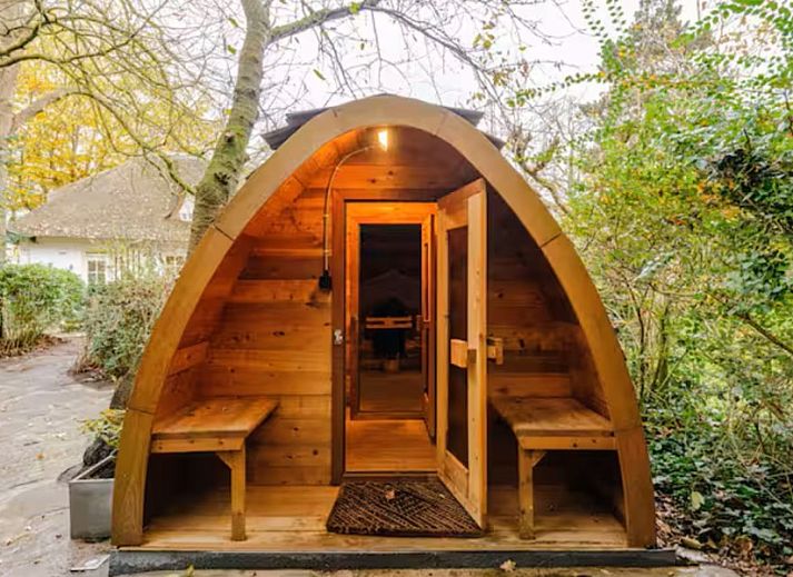 Luxe whirlpool in Westvleugel van luxe villa, Oss, Noord Brabant voor ultieme ontspanning.