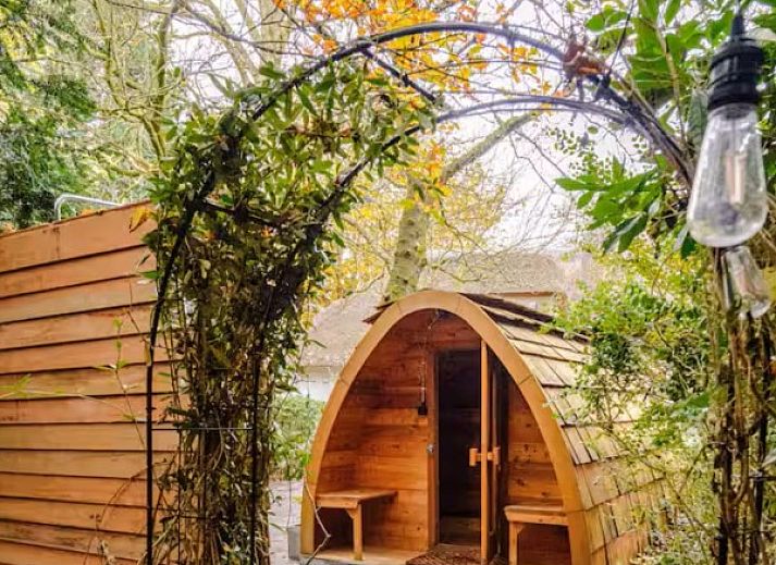 Luxe whirlpool in Westvleugel van luxe villa, Oss, Noord Brabant voor ultieme ontspanning.