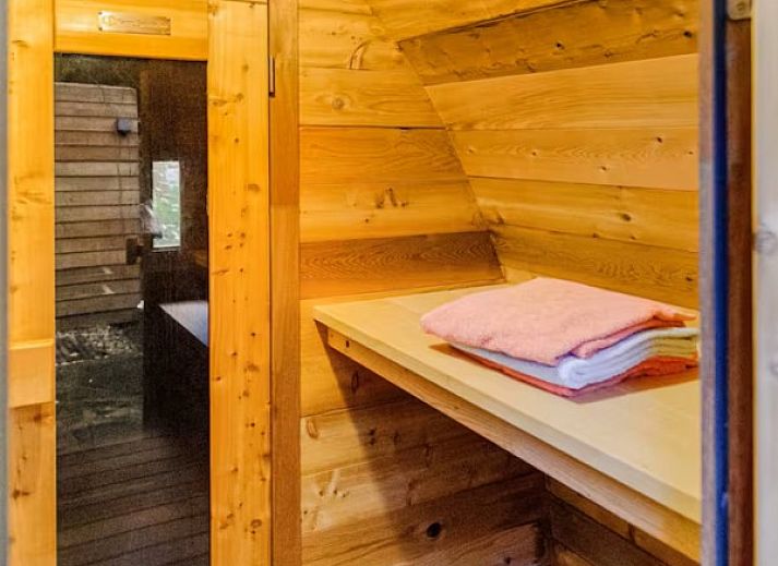 Luxe whirlpool in Westvleugel van luxe villa, Oss, Noord Brabant voor ultieme ontspanning.