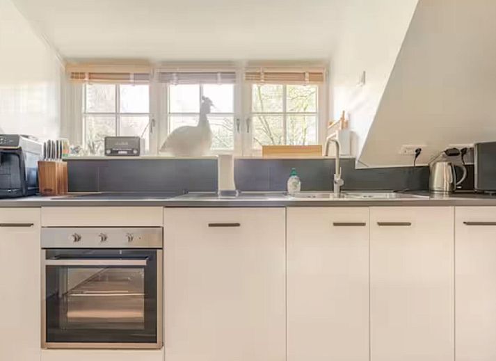 Verlichte spa-ervaring in Westvleugel van luxe villa, Oss, met sfeervol bubbelbad.