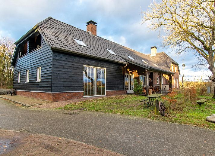 Ansicht der Lodge Slabroek in Uden, Nordbrabant, mit charakteristischer Architektur und gruener Umgebung.