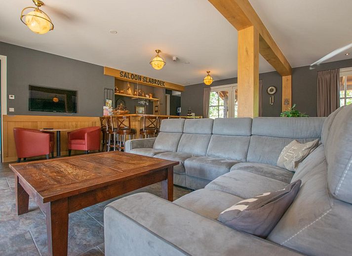 Ansicht der Lodge Slabroek in Uden, Nordbrabant, mit charakteristischer Architektur und gruener Umgebung.