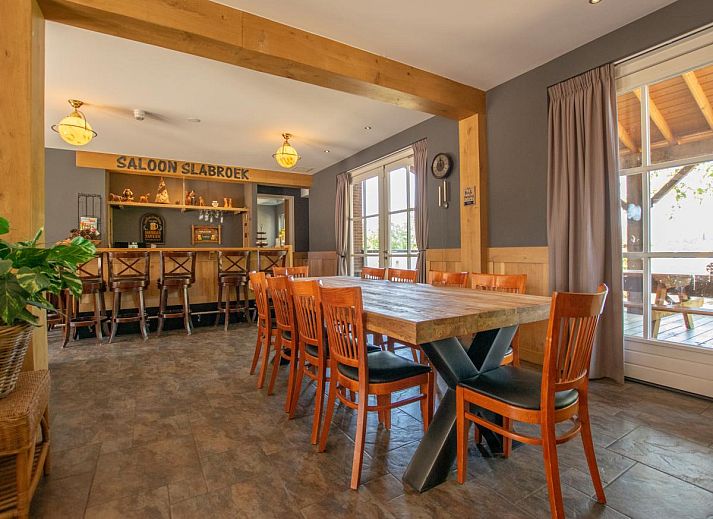 Ansicht der Lodge Slabroek in Uden, Nordbrabant, mit charakteristischer Architektur und gruener Umgebung.