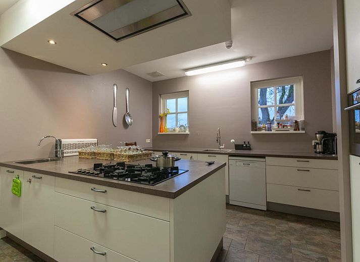 Gemuetlicher Aussenbereich der Lodge Slabroek in Uden, Nordbrabant, ideal zum Entspannen in der Natur.