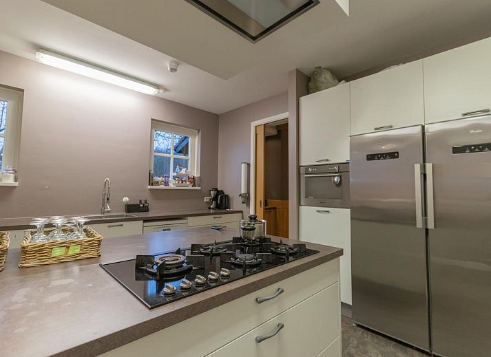 Geraeumiges Wohnzimmer der Lodge Slabroek in Uden, Nordbrabant, mit bequemen Sitzgelegenheiten und salonartiger Bestuhlung.