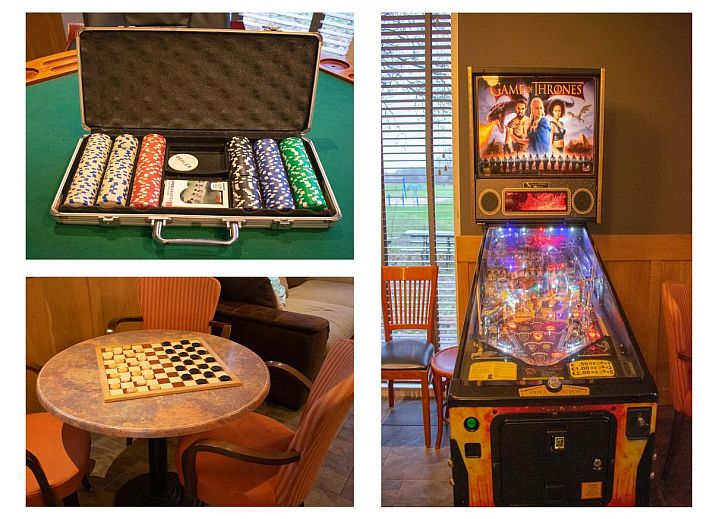 Geraeumiges Wohnzimmer der Lodge Slabroek in Uden, Nordbrabant, mit bequemen Sitzgelegenheiten und salonartiger Bestuhlung.