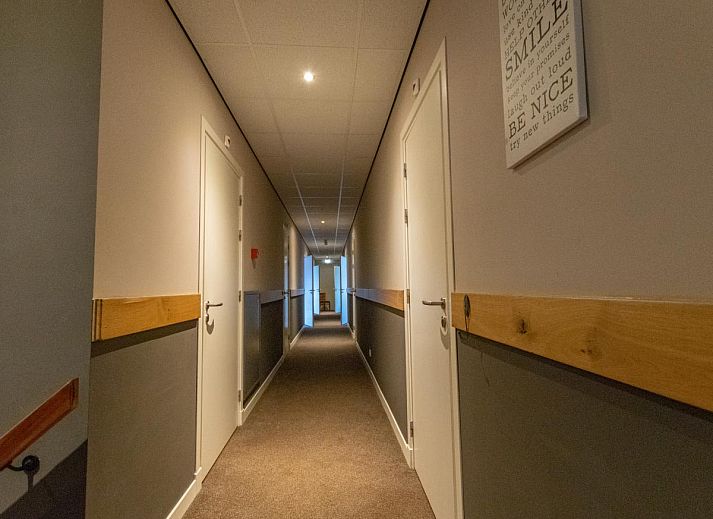 Geraeumiges Wohnzimmer der Lodge Slabroek in Uden, Nordbrabant, mit bequemen Sitzgelegenheiten und salonartiger Bestuhlung.