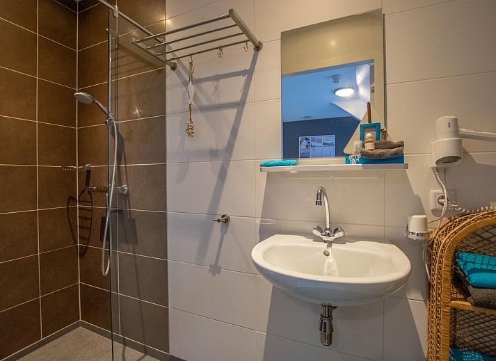 Speisesaal der Lodge Slabroek in Uden, Nordbrabant, mit grossem Tisch fuer gemeinsame Mahlzeiten.