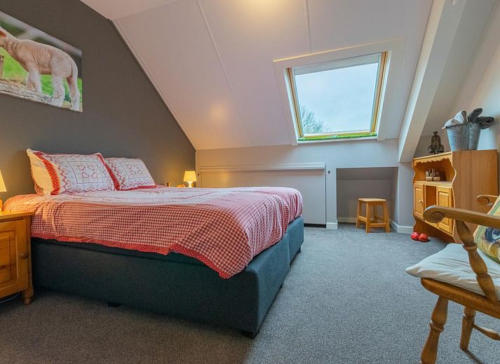 Speisesaal der Lodge Slabroek in Uden, Nordbrabant, mit grossem Tisch fuer gemeinsame Mahlzeiten.