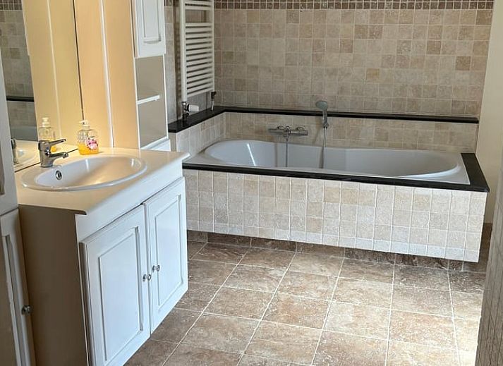 Gemuetliches Cottage in Gemert, Nordost-Brabant, umgeben von Baeumen und Natur.