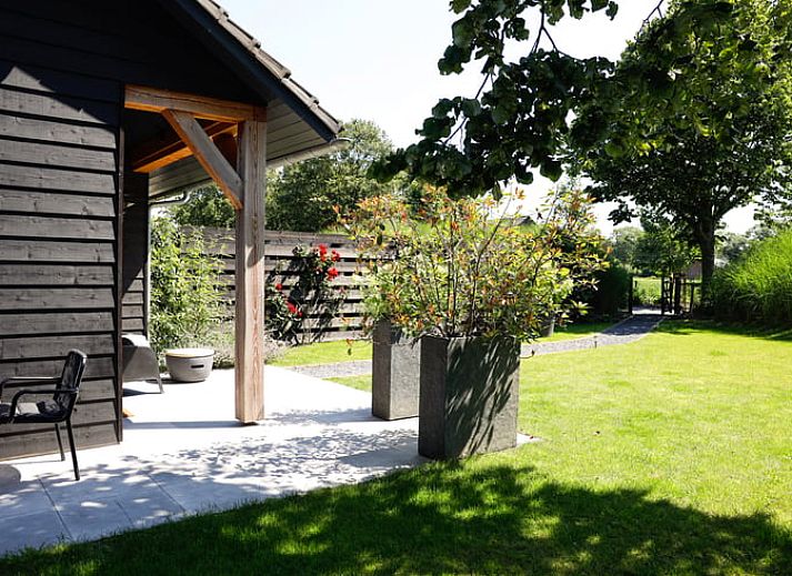 Gezellige slaapkamer in Vakantiehuisje in Wilbertoord, Noordoost Brabant met sfeervolle verlichting en natuurdecoratie.