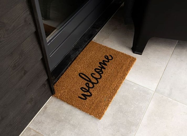 Rustige hoek in de tuin van Vakantiehuisje in Wilbertoord, Noordoost Brabant met schaduwrijke veranda.