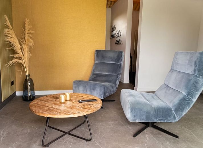 Moderne keuken in Vakantiehuisje in Wilbertoord, Noordoost Brabant met eettafel en complete voorzieningen.