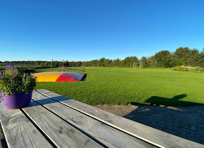Geniet van het uitzicht op het groene landschap vanaf de veranda van Huisje in Nistelrode, een gezellig vakantiehuis in Noordoost Brabant.