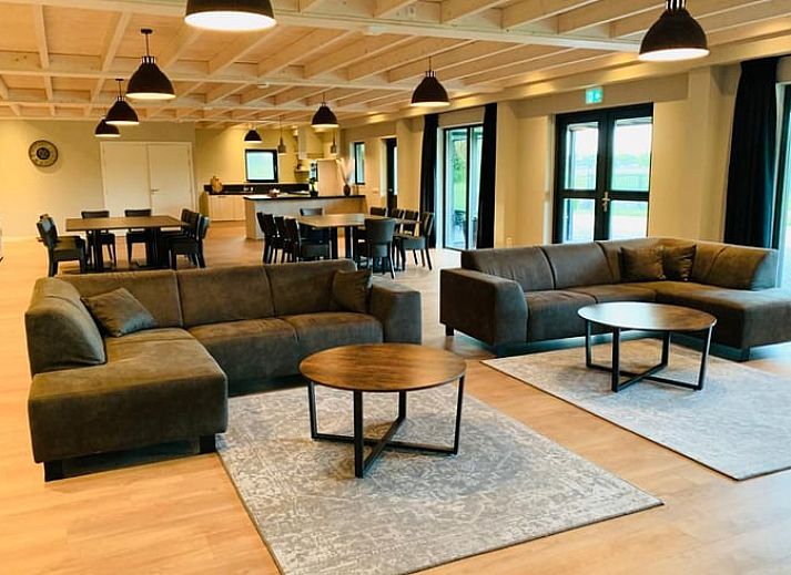 Geniet van het uitzicht op het groene landschap vanaf de veranda van Huisje in Nistelrode, een gezellig vakantiehuis in Noordoost Brabant.