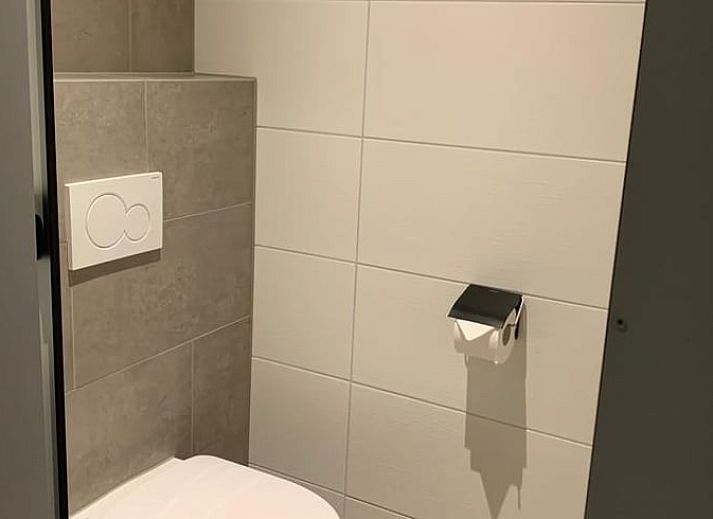 Gezellige binnenruimte van Huisje in Nistelrode, vakantiehuis in Noordoost Brabant met comfortabele zithoek en ruime eetkamer.