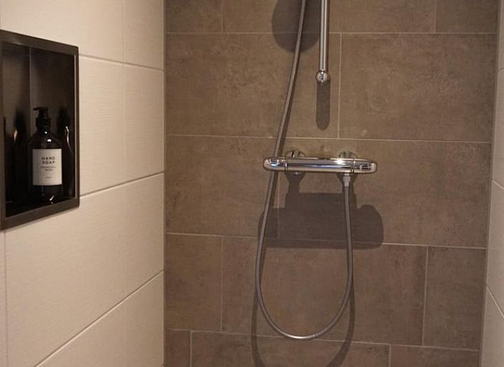 Gezellige binnenruimte van Huisje in Nistelrode, vakantiehuis in Noordoost Brabant met comfortabele zithoek en ruime eetkamer.