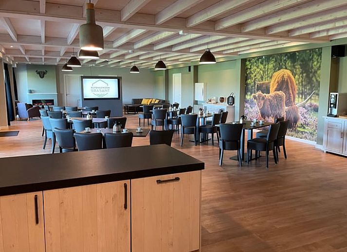 Gezellige binnenruimte van Huisje in Nistelrode, vakantiehuis in Noordoost Brabant met comfortabele zithoek en ruime eetkamer.