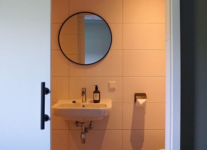 Ruime woonkamer van Huisje in Nistelrode, een vakantiehuis in Noordoost Brabant, met comfortabele banken en een moderne inrichting.