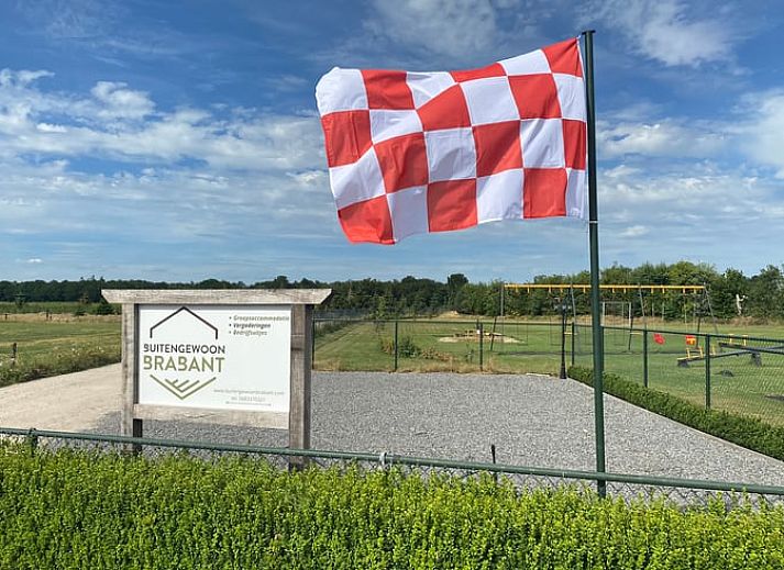 Ruime woonkamer van Huisje in Nistelrode, een vakantiehuis in Noordoost Brabant, met comfortabele banken en een moderne inrichting.