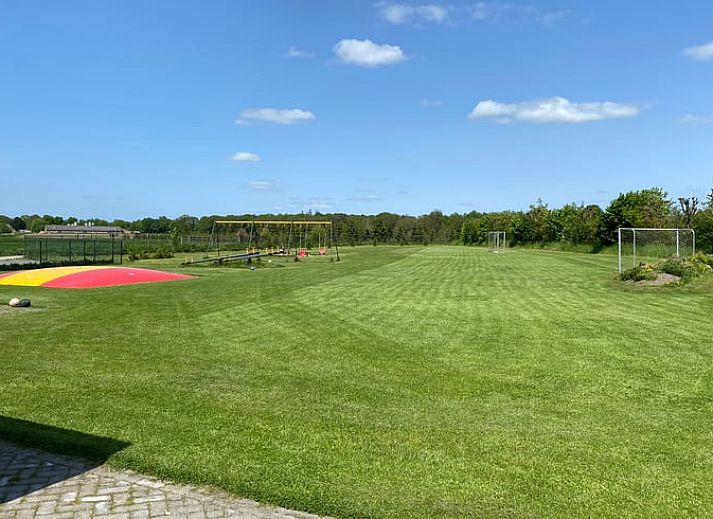 Ruime woonkamer van Huisje in Nistelrode, een vakantiehuis in Noordoost Brabant, met comfortabele banken en een moderne inrichting.