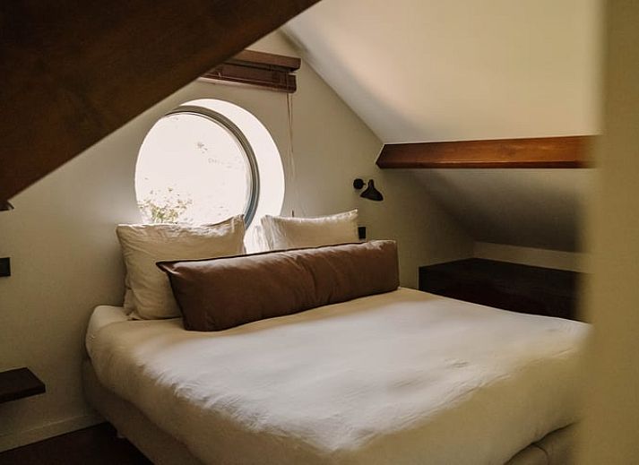 Gemuetliches Wohnzimmer im Ferienhaus in Nistelrode, Nordost-Brabant, mit Blick auf den Wald.