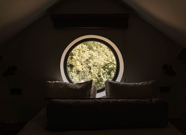 Gemuetliches Wohnzimmer im Ferienhaus in Nistelrode, Nordost-Brabant, mit Blick auf den Wald.