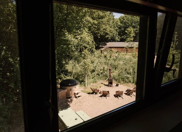 Gemuetliches Wohnzimmer im Ferienhaus in Nistelrode, Nordost-Brabant, mit Blick auf den Wald.