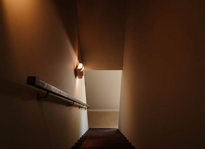 Luxurioeses Badezimmer mit freistehender Badewanne in einem Ferienhaus in Nistelrode, Nordost-Brabant, Nordbrabant.