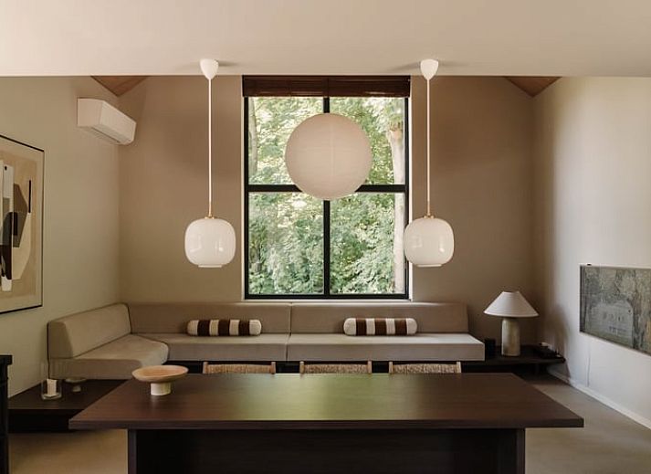 Modernes Badezimmer mit Doppelwaschbecken in einem Ferienhaus in Nistelrode, Nordost-Brabant, Nordbrabant.