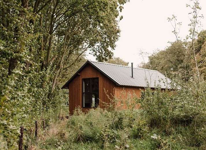 Modernes Badezimmer mit Doppelwaschbecken in einem Ferienhaus in Nistelrode, Nordost-Brabant, Nordbrabant.