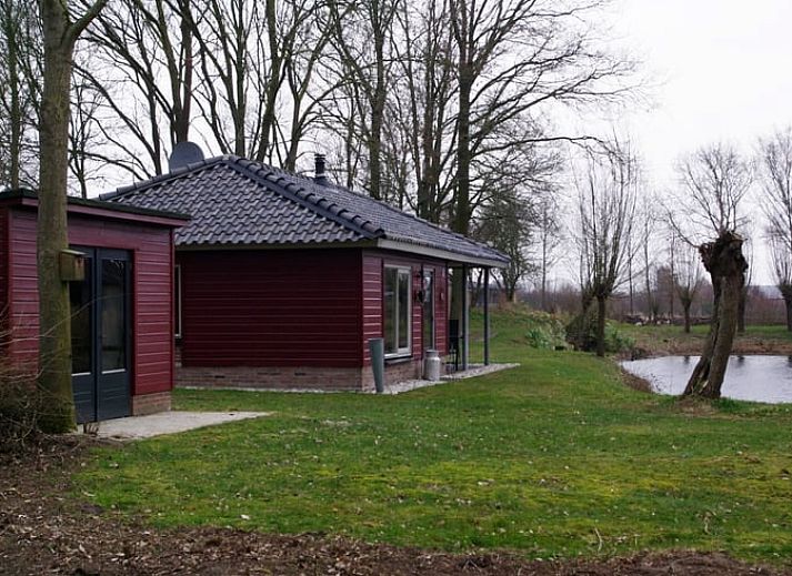 Vacation home Cottage in Escharen on a serene pond in North Brabant.