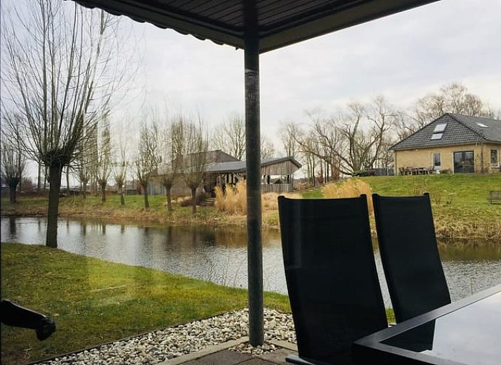 Vacation home Cottage in Escharen on a serene pond in North Brabant.