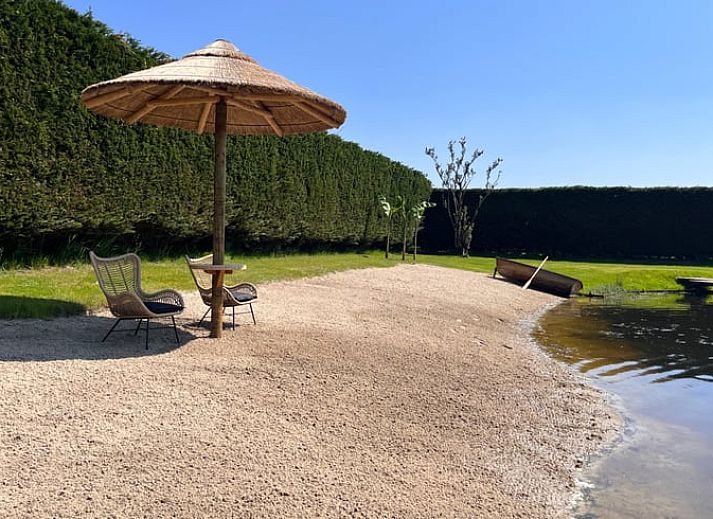Teich mit Springbrunnen am Haus in Veghel, Ferienhaus in Nordost-Brabant, Nordbrabant.