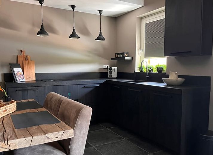 Strandkoerbe am Teich von Cottage in Veghel, Ferienhaus in Nordost-Brabant, Nordbrabant.