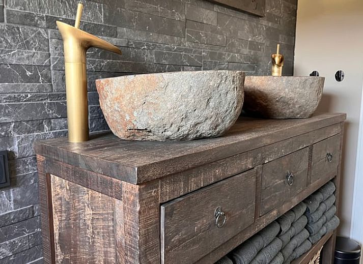 Strandkoerbe am Teich von Cottage in Veghel, Ferienhaus in Nordost-Brabant, Nordbrabant.