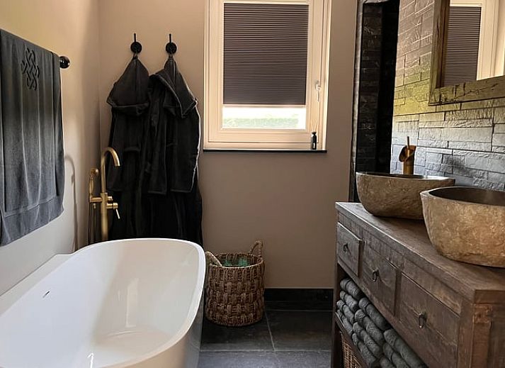 Strandkoerbe am Teich von Cottage in Veghel, Ferienhaus in Nordost-Brabant, Nordbrabant.