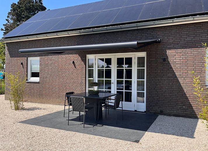 Strandkoerbe am Teich von Cottage in Veghel, Ferienhaus in Nordost-Brabant, Nordbrabant.