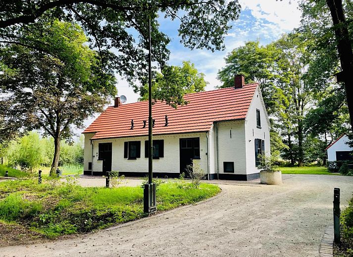 Vakantiehuis Bosbeertje 43 45 in Erp, Noordoost Brabant, omgeven door groene natuur en rustieke charme.