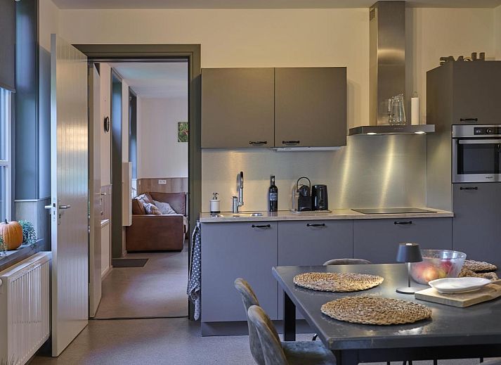 Gezellige woonkamer in vakantiehuis Bosbeertje 43 45, Erp, Noord Brabant met comfortabele bank en natuurlijke lichtinval.