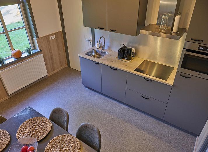 Gezellige woonkamer in vakantiehuis Bosbeertje 43 45, Erp, Noord Brabant met comfortabele bank en natuurlijke lichtinval.